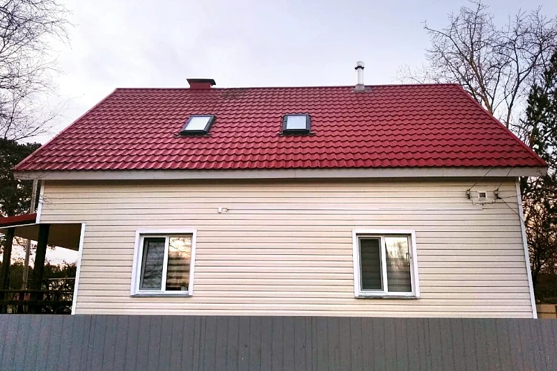 Два мансардных окна Fakro FTS-V U4 66x118 на крыше дома, вид снаружи