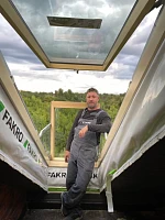 Монтажник на балконе окна Fakro FGH-V P2 Galeria 78x255, демонстрация работы