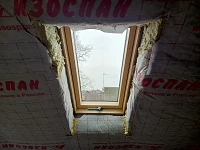 Мансардное окно с деревянной рамой изнутри, утепление минватой