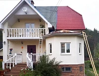 Дом с кровлей из металлочерепицы Металл Профиль Ламонтерра красного цвета