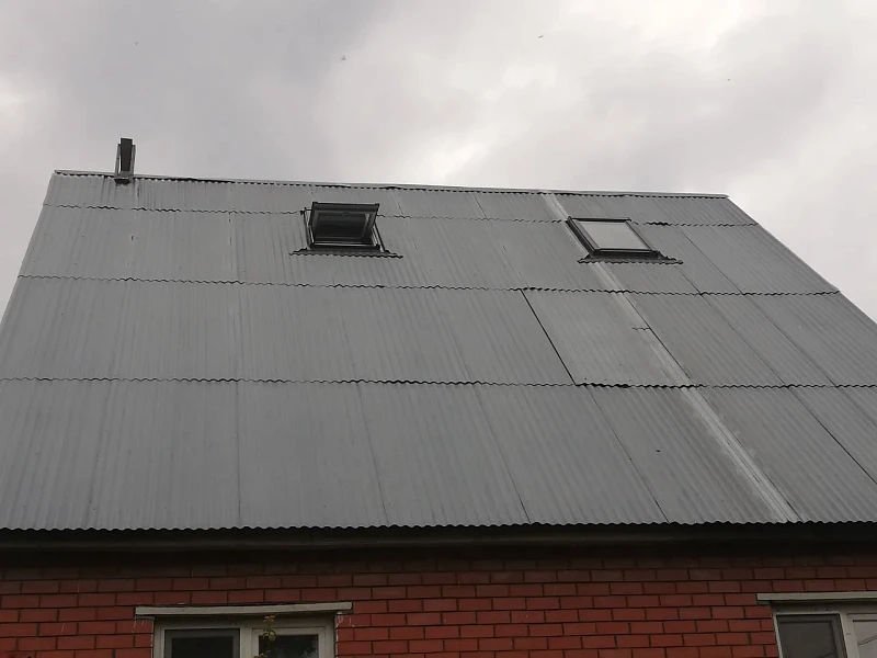 Мансардные окна Velux GLP0073 BIS 78x118 на крыше, вид снаружи