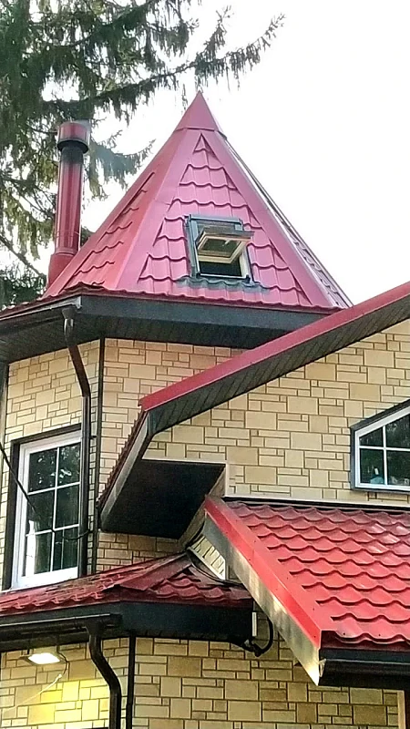 Мансардное окно Fakro FPP-V U3 preSelect 55x98 на красной кровле, вид снаружи