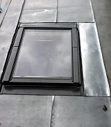 Мансардное окно Fakro FTS U2 78x98 на металлической кровле