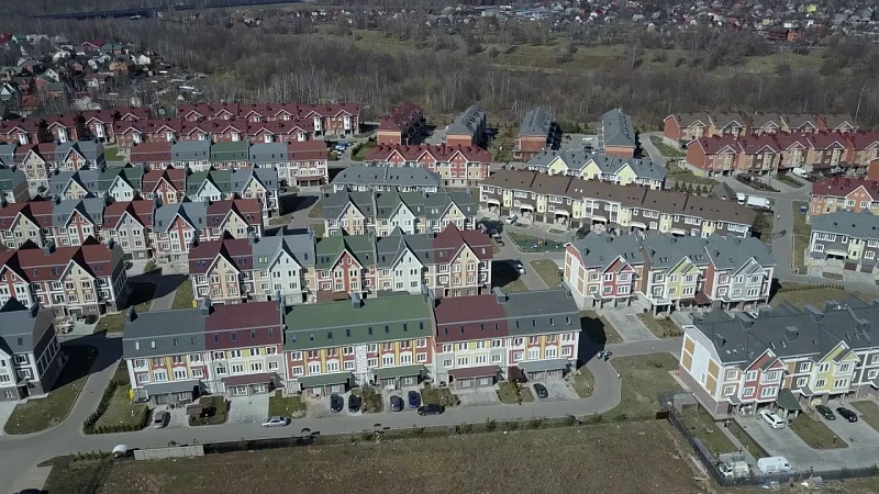 Коттеджный посёлок с разноцветными крышами, место установки окна Fakro