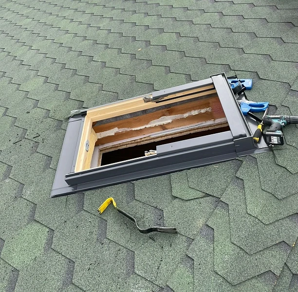 Установка мансардного окна в готовую крышу из гонта