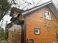 Водосточная система и кровля Grand Line Classic PurPro Matt RAL8017 на доме