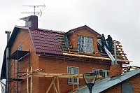 Процесс укладки металлочерепицы Grand Line Classic GL RAL 3005 на крышу