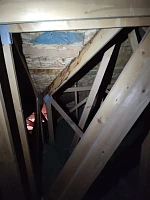 Чердак с повреждениями от протечки крыши