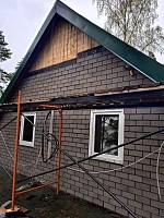 Фасадная плитка на стене дома с окнами и выходом