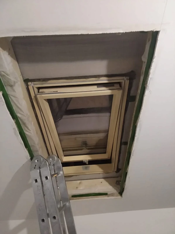 Мансардное окно Fakro FTS-V U4 66x118 в открытом положении, монтаж