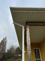 Подшивка свеса крыши с белым водостоком Döcke Premium ПВХ