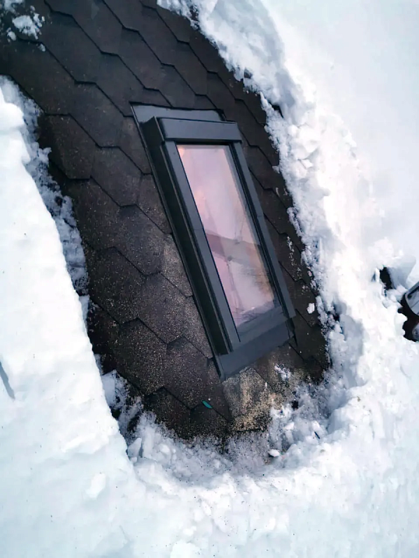 Установка мансардного окна Fakro в кровлю