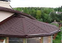 Кровля восьмигранного эркера с видом на лес