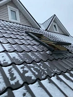 Мансардное окно Fakro FTP-V U4 Profi 78x140 в открытом положении зимой