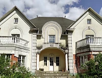 Дом до реконструкции кровли: старая битумная черепица на крыше