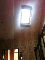 Мансардное окно Fakro FTS U2 над лестницей, естественное освещение