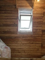 Окно Velux GLP0073 BIS 78x118 в деревянной мансарде, монтаж