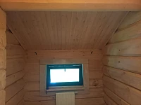 Мансардное окно Dakea KAV B900 94х118 в деревянном доме, вид изнутри