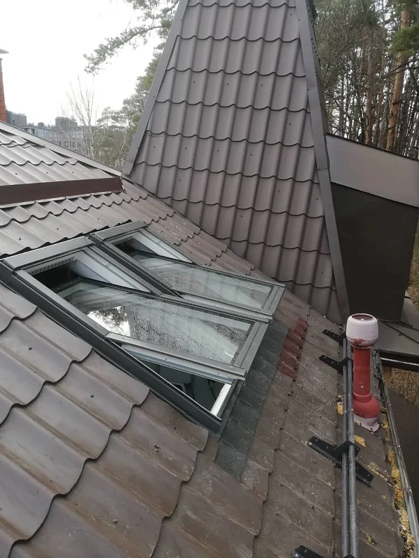 Мансардное окно Fakro PTP-U3 ПВХ 78x140 на крыше из металлочерепицы, вид снаружи