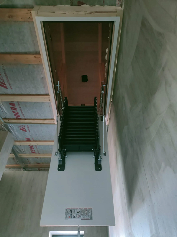 Ножничная лестница Fakro LST 60х120 — вид снизу, люк открыт, секции раздвинуты