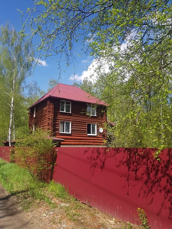 Бревенчатый дом с кровлей Grand Line Classic Satin RAL 3005, вид с дороги