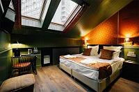 Мансардные окна Fakro FTS U2 78x98 в интерьере спальни