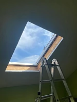 Открытое мансардное окно Fakro PTP-V U3 ПВХ, вид изнутри