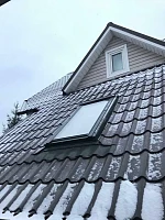 Мансардное окно Fakro FTP-V U4 Profi 78x140, вид снизу на заснеженной крыше