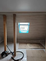 Мансардное окно в интерьере чердачного помещения после монтажа