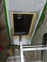 Окно Fakro FTS-V U2 78х118 в мансарде, вид снизу при монтаже