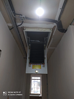 Раскладная лестница на чердак в потолочном проёме