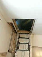 Чердачная лестница Fakro LST 70x120, ножничный механизм в полуразложенном состоянии