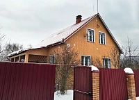 Кирпичный дом с кровлей Grand Line Classic GL RAL 3005 зимой