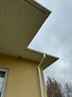 Угловой элемент белого водостока Döcke Premium ПВХ под софитом