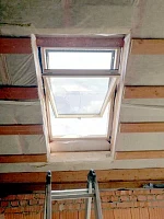 Мансардное окно Fakro FTP-V U4 94x140 в открытом положении изнутри
