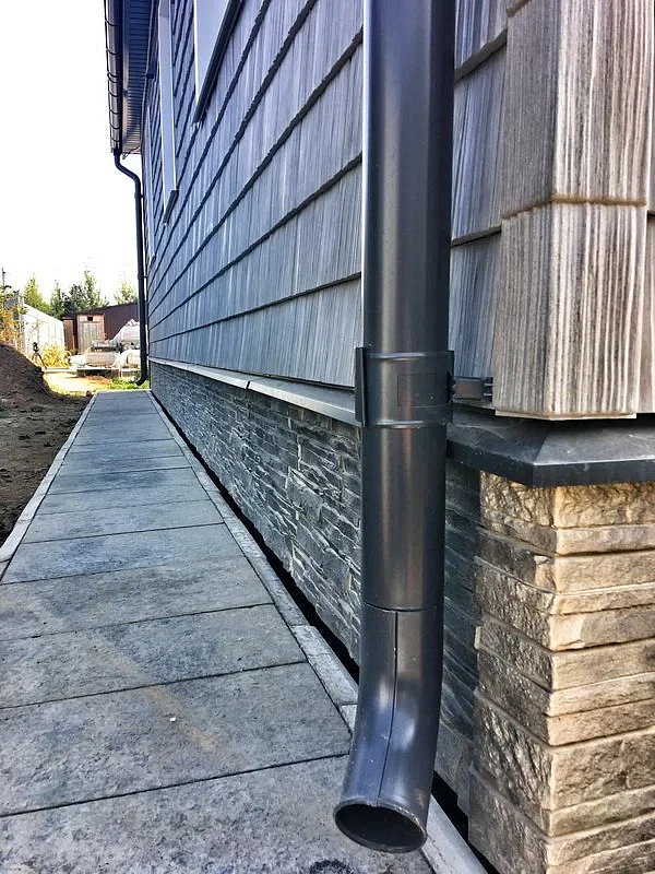 Водосточная система дома с кровлей Shinglas Ранчо Серый