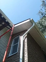 Водосток и снегозадержатель на крыше