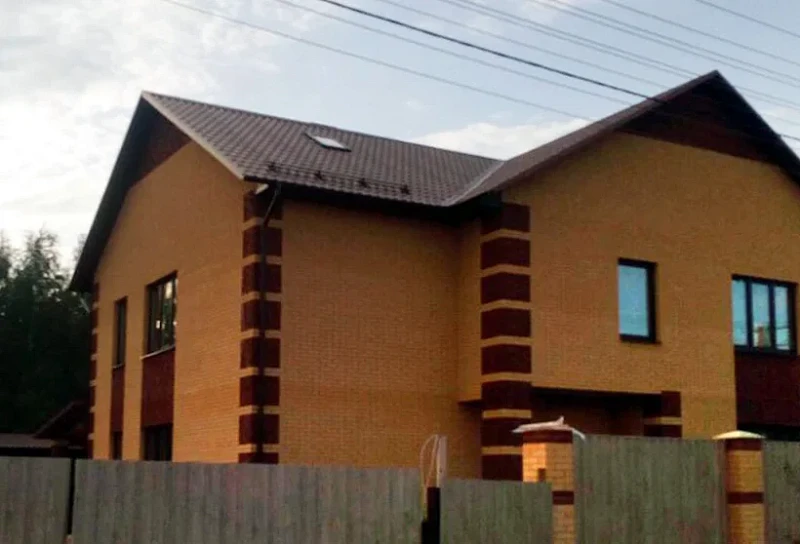 Готовый объект: мансардные окна Факро на скате металлочерепичной крыши