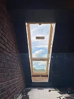 Окно-балкон Fakro FGH-V P2 Galeria 78x255 в закрытом положении, вид изнутри