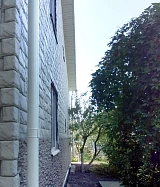 Крепление металлических труб водосточной системы