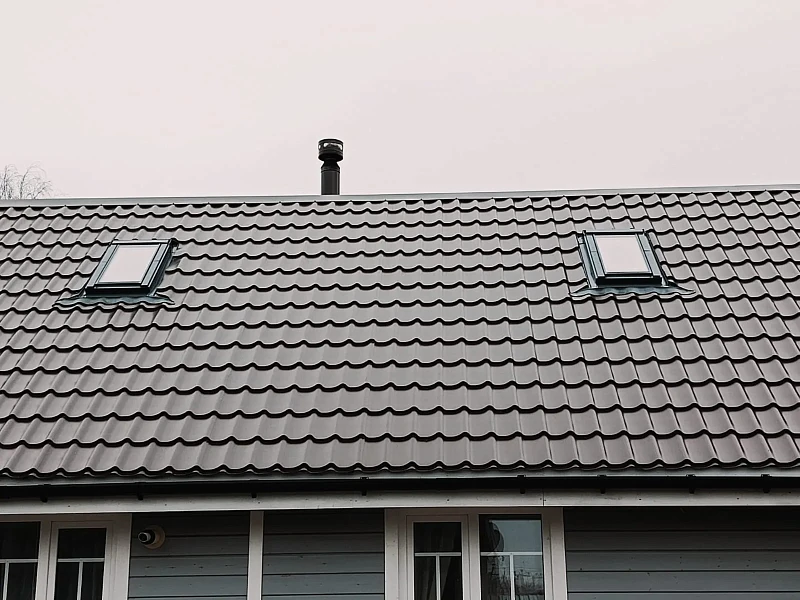 Крыша из металлочерепицы с двумя мансардными окнами и вентиляционным выходом