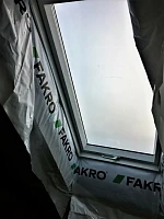 Завершающий этап монтажа мансардного окна Fakro