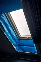 Мансардное окно с синей пароизоляцией и металлочерепицей