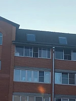 Мансардные окна Fakro PTP-V U3 114х140 на крыше кирпичного здания