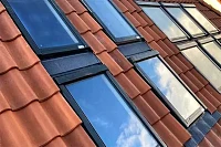 Мансардные окна Fakro FTP-V U5 78х118 на черепичной кровле крупным планом