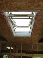 Мансардное окно Velux GZR 3061 78x140 в открытом положении, вид изнутри