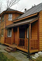 Деревянный дом с крыльцом, водосток Металл Профиль