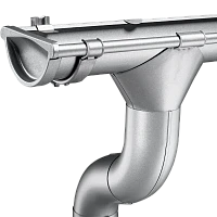 Металлическая водосточная система серебристого цвета с желобом и трубой