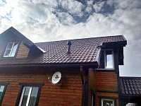 Деревянный дом с мансардным окном Fakro FTS-V U4 94x118, вид снаружи