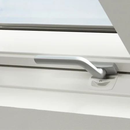 Стильная ручка внизу окна